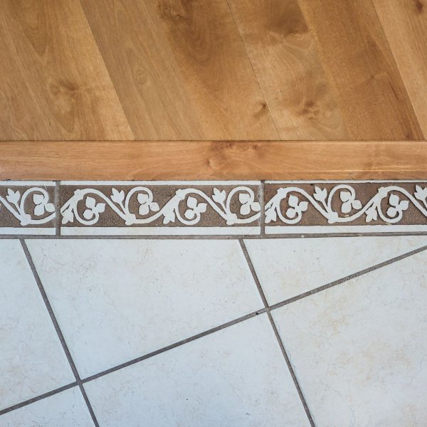 Transition molding on a floor