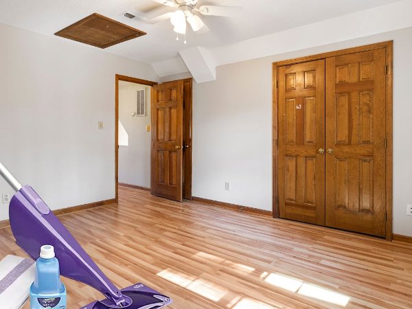 Swiffer cleaning hardwood flooring